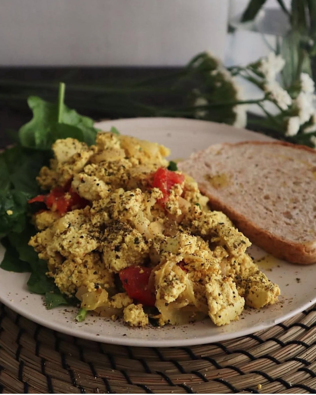 Ricette illustrate: Tofu strapazzato con spinaci e pomodorini