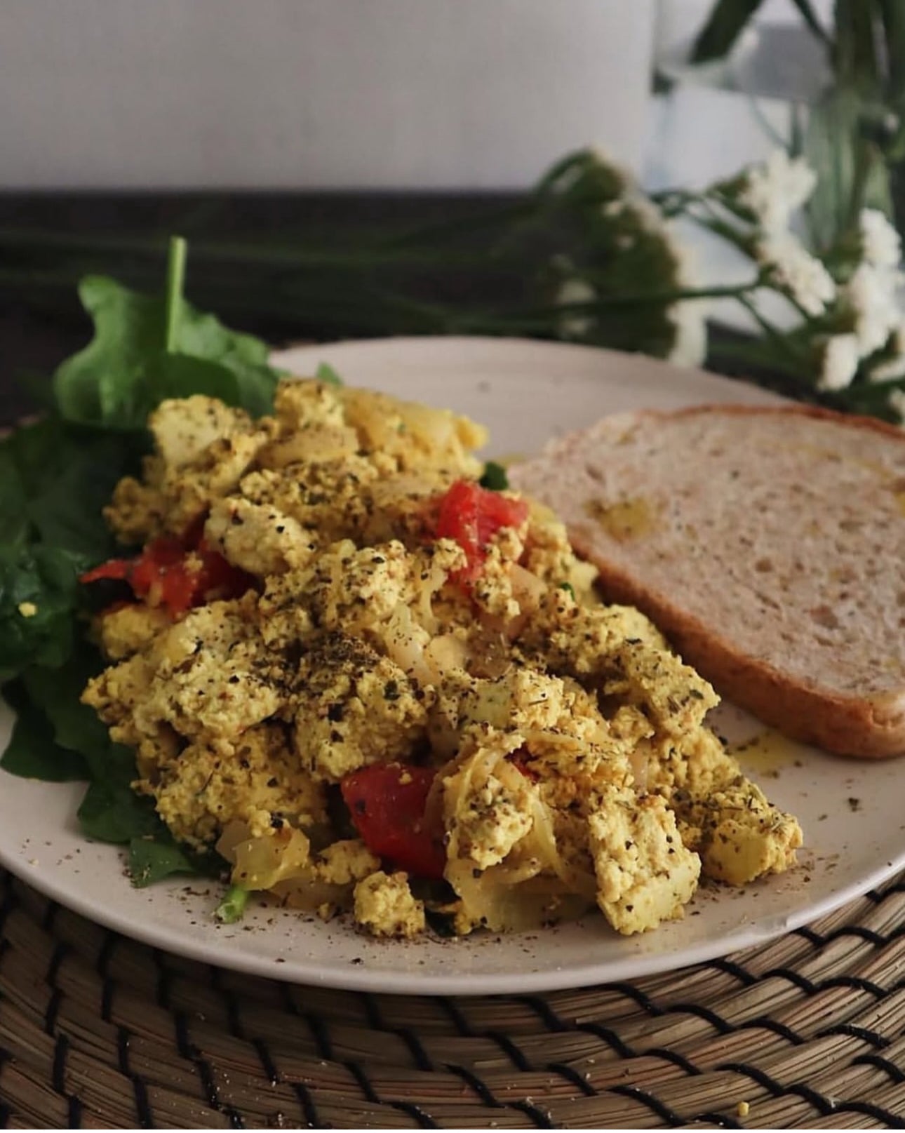 Ricette illustrate: Tofu strapazzato con spinaci e pomodorini