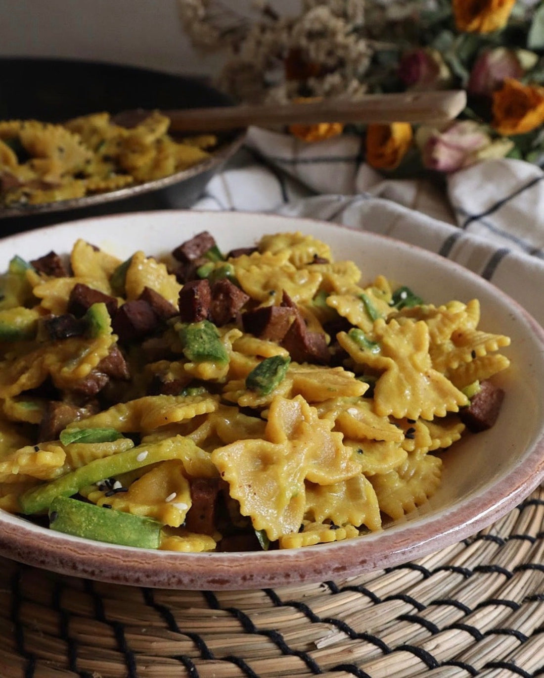 Ricette illustrate: Pasta estiva con zafferano, zucchine e seitan affumicato