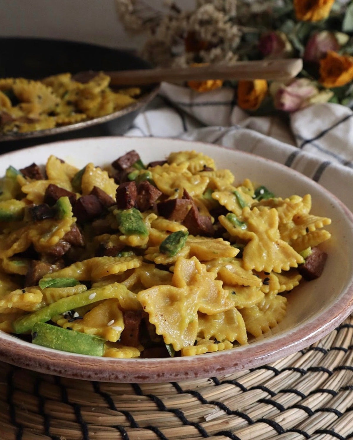 Ricette illustrate: Pasta estiva con zafferano, zucchine e seitan affumicato