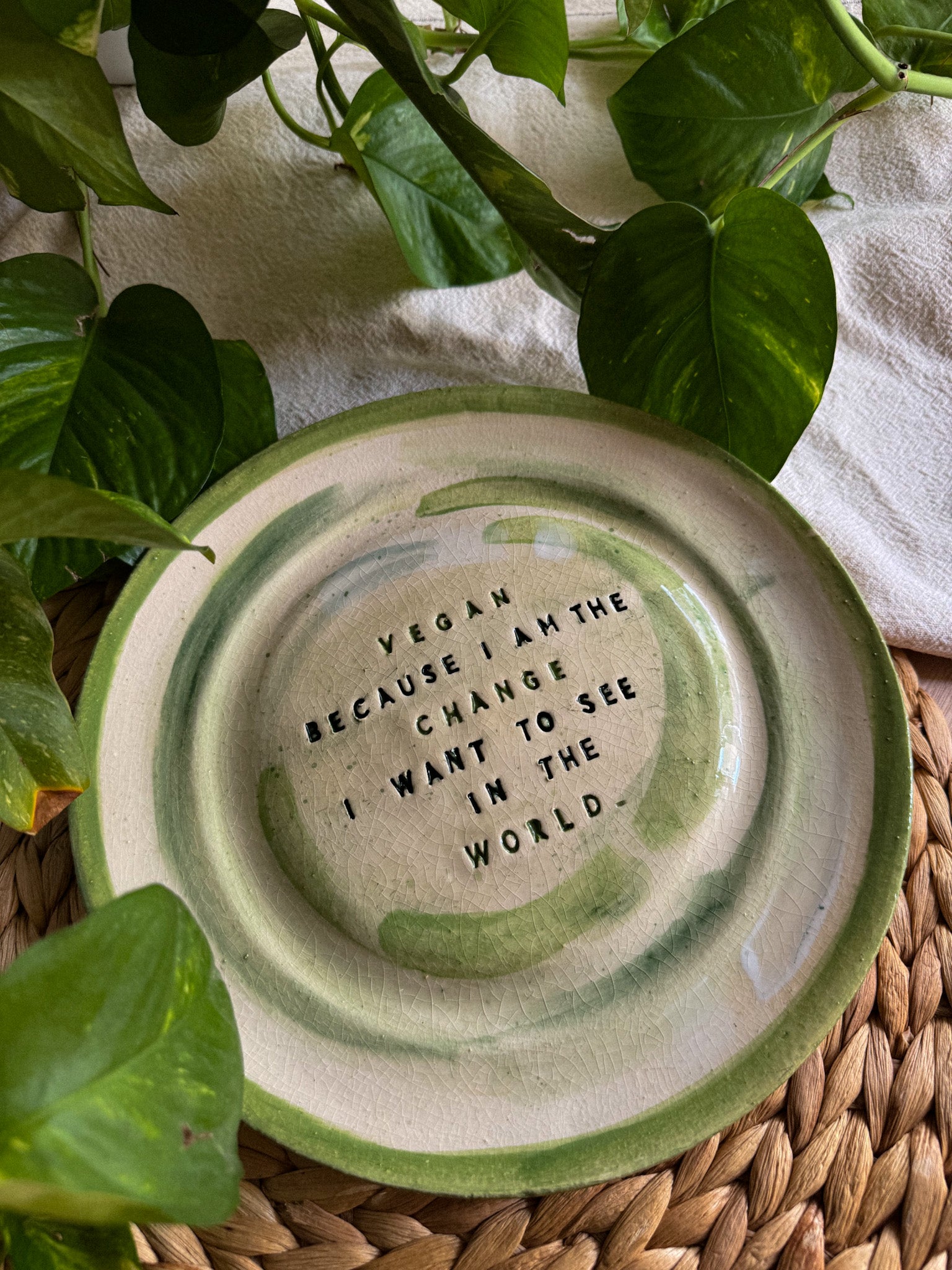 Piatto svuotatasche 'Vegan because I am the change I want to see in the world.'